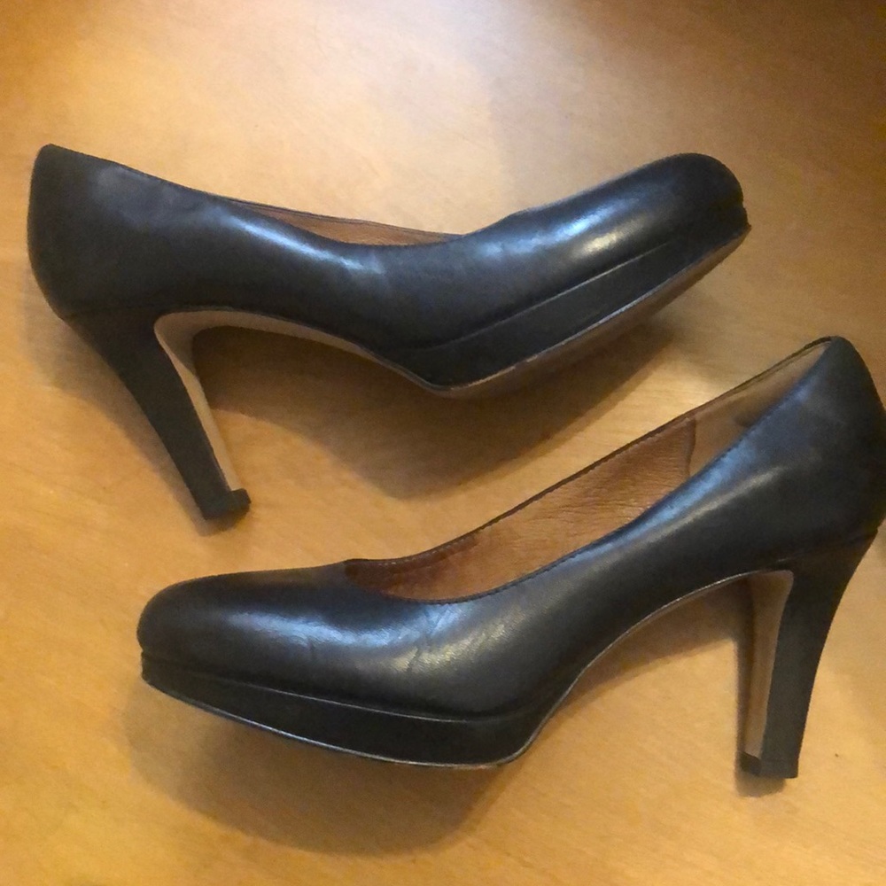 Clarks Artisan Black Leather Pumps size 9